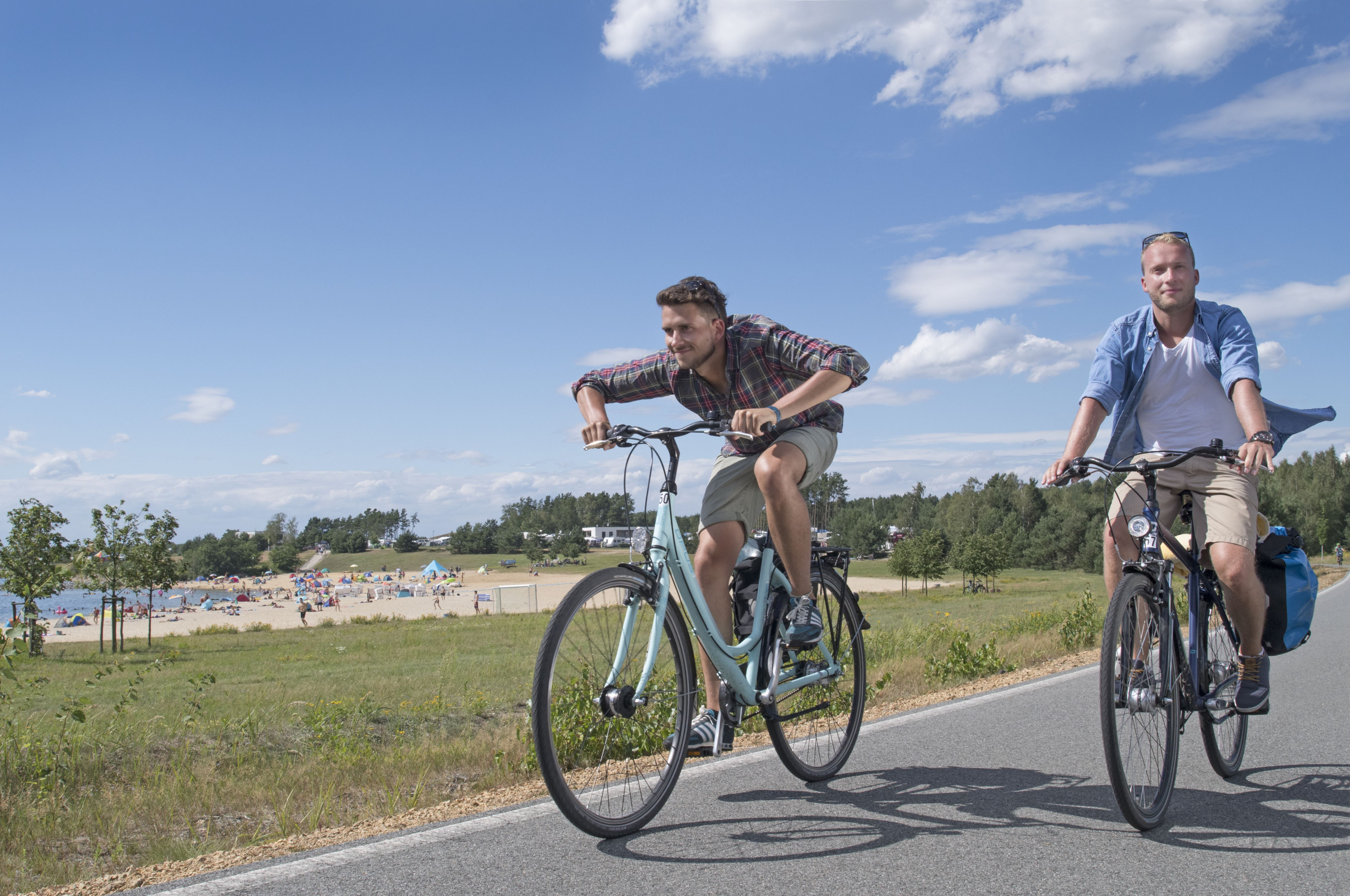 Radfahren mit Seeblick: Das Lausitzer Seenland bietet ideale Bedingungen für aktive Entdeckungstouren. Foto: Nada Quentzel/ Tourismusverband